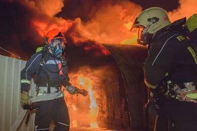Alarmstufe 3 bei einem Großbrand in Trauner Lagerhalle 20141210-4235.jpg