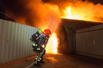 Alarmstufe 3 bei einem Großbrand in Trauner Lagerhalle 20141210-4238.jpg