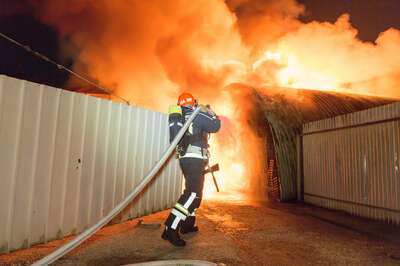Alarmstufe 3 bei einem Großbrand in Trauner Lagerhalle 20141210-4239.jpg