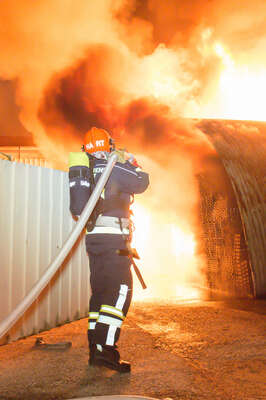 Alarmstufe 3 bei einem Großbrand in Trauner Lagerhalle 20141210-4240.jpg