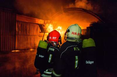 Alarmstufe 3 bei einem Großbrand in Trauner Lagerhalle 20141210-4246.jpg