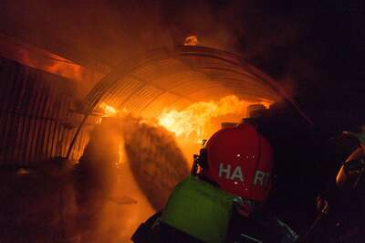 Alarmstufe 3 bei einem Großbrand in Trauner Lagerhalle 20141210-4248.jpg