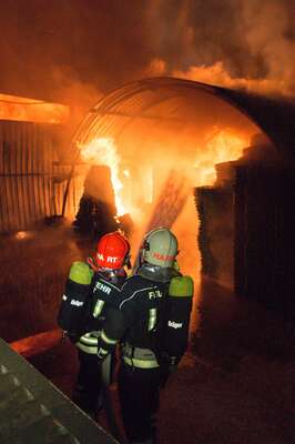 Alarmstufe 3 bei einem Großbrand in Trauner Lagerhalle 20141210-4250.jpg