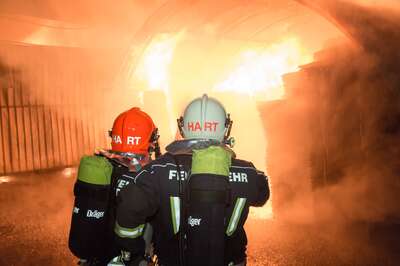 Alarmstufe 3 bei einem Großbrand in Trauner Lagerhalle 20141210-4253.jpg