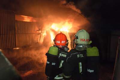 Alarmstufe 3 bei einem Großbrand in Trauner Lagerhalle 20141210-4255.jpg