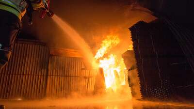 Alarmstufe 3 bei einem Großbrand in Trauner Lagerhalle 20141210-4257.jpg