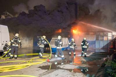 Alarmstufe 3 bei einem Großbrand in Trauner Lagerhalle 20141210-4269.jpg