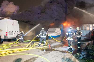Alarmstufe 3 bei einem Großbrand in Trauner Lagerhalle 20141210-4270.jpg
