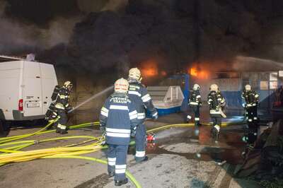 Alarmstufe 3 bei einem Großbrand in Trauner Lagerhalle 20141210-4271.jpg