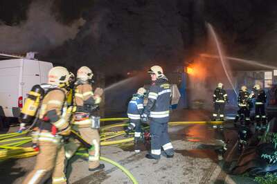 Alarmstufe 3 bei einem Großbrand in Trauner Lagerhalle 20141210-4272.jpg
