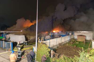 Alarmstufe 3 bei einem Großbrand in Trauner Lagerhalle 20141210-4276.jpg
