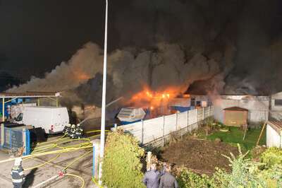 Alarmstufe 3 bei einem Großbrand in Trauner Lagerhalle 20141210-4287.jpg