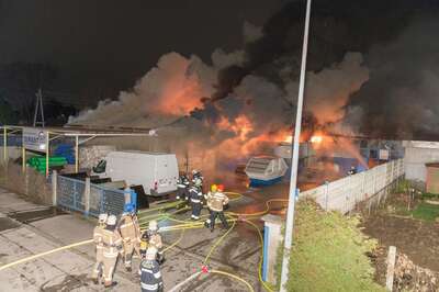 Alarmstufe 3 bei einem Großbrand in Trauner Lagerhalle 20141210-4291.jpg