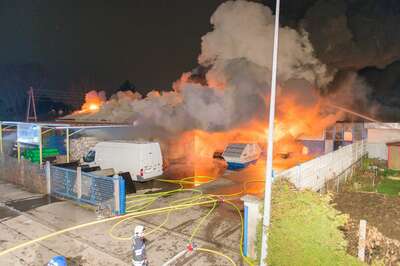 Alarmstufe 3 bei einem Großbrand in Trauner Lagerhalle 20141210-4297.jpg