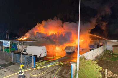 Alarmstufe 3 bei einem Großbrand in Trauner Lagerhalle 20141210-4300.jpg