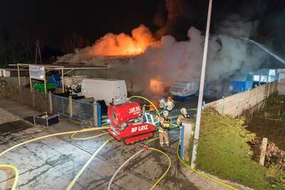 Alarmstufe 3 bei einem Großbrand in Trauner Lagerhalle 20141210-4305.jpg