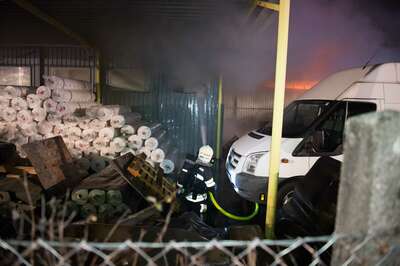 Alarmstufe 3 bei einem Großbrand in Trauner Lagerhalle 20141210-4312.jpg