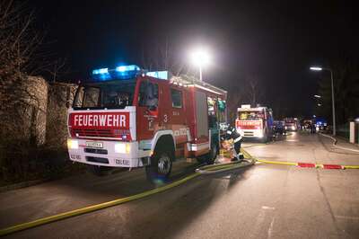 Alarmstufe 3 bei einem Großbrand in Trauner Lagerhalle 20141210-4313.jpg