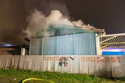 Alarmstufe 3 bei einem Großbrand in Trauner Lagerhalle 20141210-4317.jpg