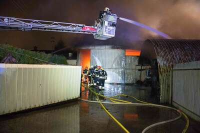 Alarmstufe 3 bei einem Großbrand in Trauner Lagerhalle 20141210-4318.jpg