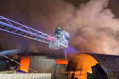 Alarmstufe 3 bei einem Großbrand in Trauner Lagerhalle 20141210-4322.jpg