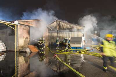 Alarmstufe 3 bei einem Großbrand in Trauner Lagerhalle 20141210-4330.jpg
