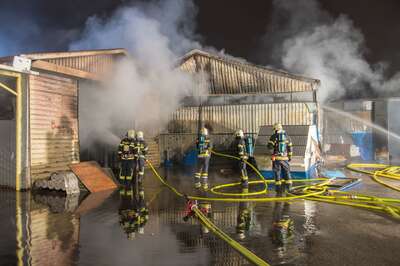 Alarmstufe 3 bei einem Großbrand in Trauner Lagerhalle 20141210-4331.jpg