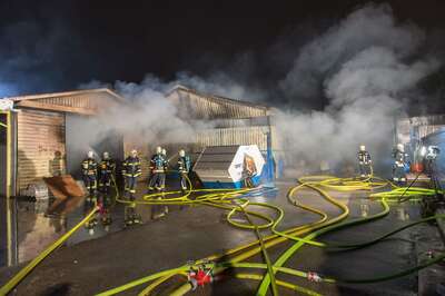 Alarmstufe 3 bei einem Großbrand in Trauner Lagerhalle 20141210-4333.jpg