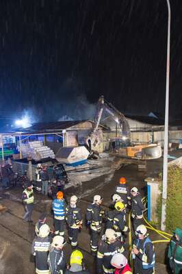 Alarmstufe 3 bei einem Großbrand in Trauner Lagerhalle 20141210-4361.jpg