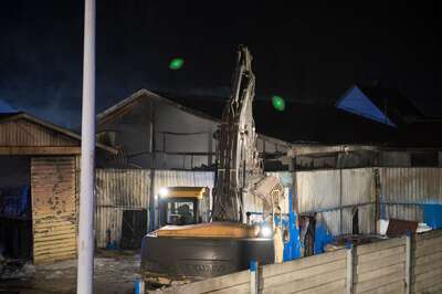 Alarmstufe 3 bei einem Großbrand in Trauner Lagerhalle 20141210-4364.jpg