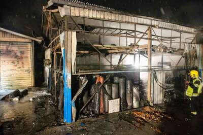 Alarmstufe 3 bei einem Großbrand in Trauner Lagerhalle 20141210-4376.jpg
