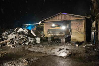 Alarmstufe 3 bei einem Großbrand in Trauner Lagerhalle 20141210-4377.jpg