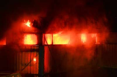 Alarmstufe 3 bei einem Großbrand in Trauner Lagerhalle 20141210-6579.jpg