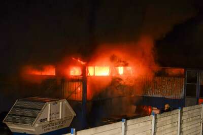 Alarmstufe 3 bei einem Großbrand in Trauner Lagerhalle 20141210-6580.jpg