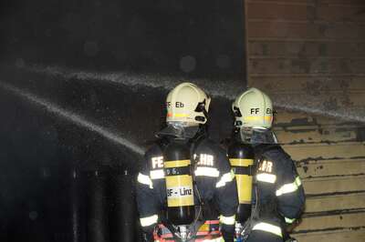 Alarmstufe 3 bei einem Großbrand in Trauner Lagerhalle 20141210-6584.jpg