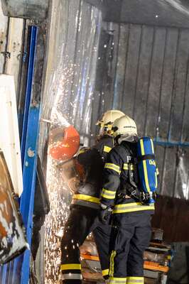 Alarmstufe 3 bei einem Großbrand in Trauner Lagerhalle 20141210-6587.jpg