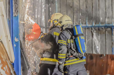 Alarmstufe 3 bei einem Großbrand in Trauner Lagerhalle 20141210-6588.jpg