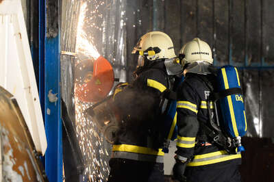Alarmstufe 3 bei einem Großbrand in Trauner Lagerhalle 20141210-6589.jpg