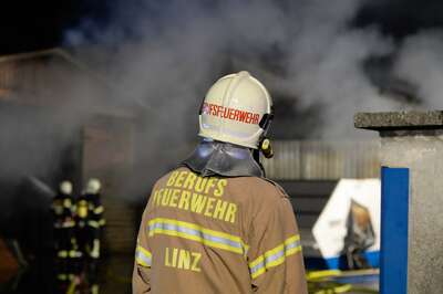 Alarmstufe 3 bei einem Großbrand in Trauner Lagerhalle 20141210-6592.jpg