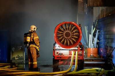Alarmstufe 3 bei einem Großbrand in Trauner Lagerhalle 20141210-6600.jpg