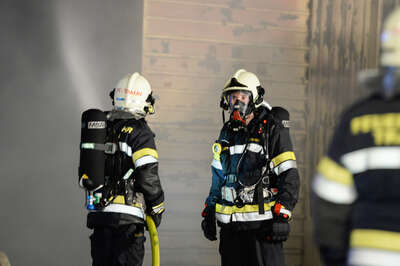 Alarmstufe 3 bei einem Großbrand in Trauner Lagerhalle 20141210-6615.jpg