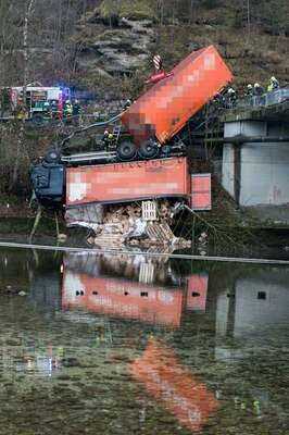 Lkw stürzte in die Traun 20141215-4633.jpg