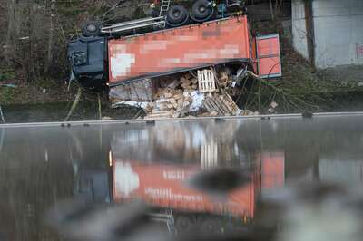 Lkw stürzte in die Traun 20141215-4636.jpg