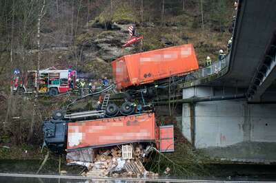Lkw stürzte in die Traun 20141215-4637.jpg