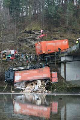 Lkw stürzte in die Traun 20141215-4639.jpg