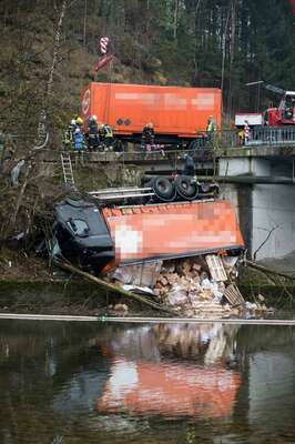 Lkw stürzte in die Traun 20141215-4642.jpg