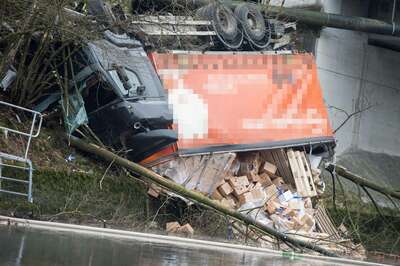 Lkw stürzte in die Traun 20141215-4643.jpg