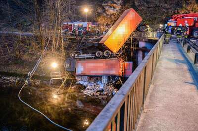 Lkw stürzte in die Traun 20141215-7201.jpg