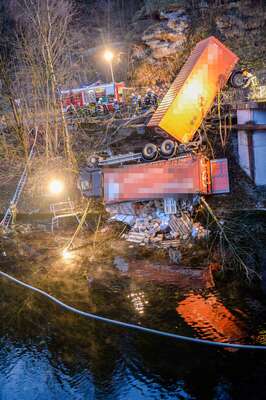 Lkw stürzte in die Traun 20141215-7202.jpg