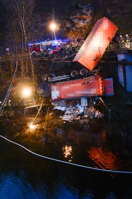 Lkw stürzte in die Traun 20141215-7203.jpg